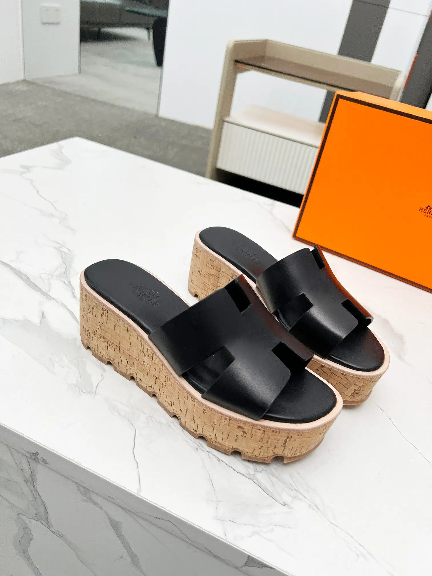 👟👟Ex-factory price 400👟👟 Hermès, upgraded version and workmanship materials. Hermes®🔴The highest version of handmade shoes on the market✨✨ Top product Hermès platform shoes🐎——————————The new model in early spring is the same as the original version, handmade by masters! ❥High-end customization, exclusive products, the highest version in the industry⚠❥Using: Hermers upper: Italian imported cowhide + sheepskin lining (pursuing top walking comfort) ✨～～〰〰〰〰❥ Packing: full set of original packaging━━━━Hermes━━━━━ size: 35-41 (42) customized and non-returnable)